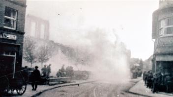 Im Emsland sind die alliierten Truppen in den letzten Kriegstagen noch in teils heftige Kämpfe verwickelt worden - hier britische Shermann- und Flammenwerferpanzer am 5. April 1945 beim Kampf um Lingen in der Lookenstraße.