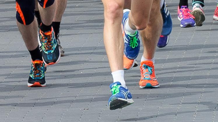 Bunte Schuhe der Teilnehmer beim 10-Kilometer-Rennen beim 35. Stoltera-Küstenwaldlauf des SV Warnemünde…
Foto: Georg Scharnweber