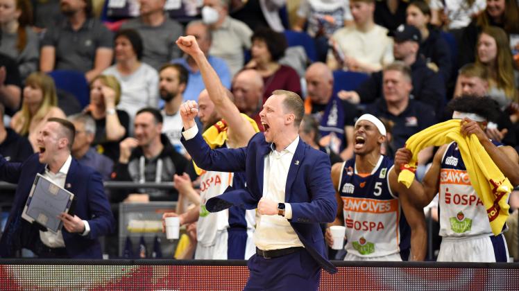 Seawolves-Trainer Christian Held ging an der Seitenlinie emotional mit und fand in seinen Auszeiten die richtigen Worte. Hier ballt er seine rechte Hand zur Siegerfaust. Seawolves-Trainer Christian Held ging an der Seitenlinie emotional mit und fand in seinen Auszeiten die richtigen Worte. Hier ballt er seine rechte Hand zur Siegerfaust.