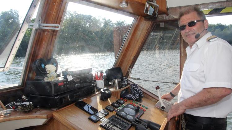 Kapitän Hans-Jütgen Müller am Ruder des MS Condor auf dem Dobbertiner See.
Foto: © Michael-Günther Bölsche
