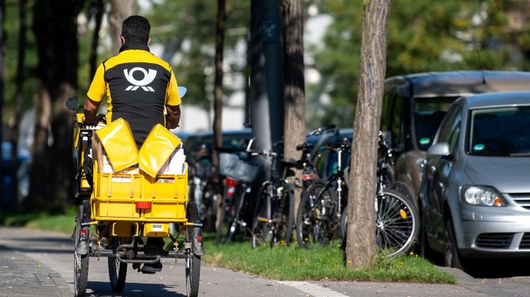 ARCHIV - Ein Briefträger mit seinem Fahrrad: Im Jahr 2025 rechnet die Deutsche Post damit, dass fünf Briefe auf ein Paket kommen. Foto: Sven Hoppe/dpa