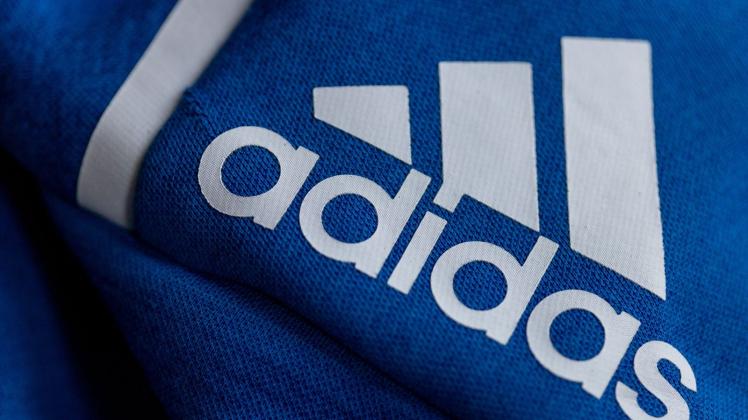 ARCHIV - Bei Adidas sank das Betriebsergebnis um 38 Prozent auf 437 Millionen Euro. Foto: Daniel Karmann/dpa