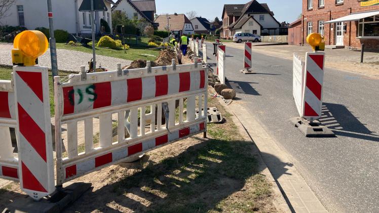 Auf Höhe der Landfleischerei hat es noch ausgereicht die Straße der Einheit halbseitig zu sperren. 