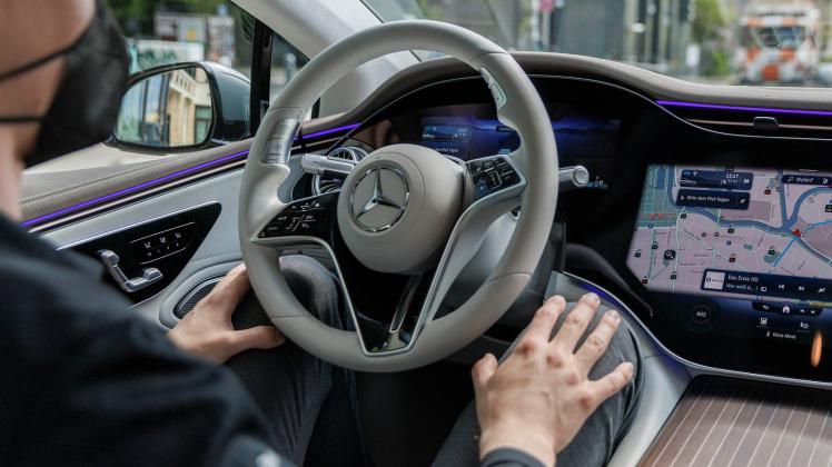 Ein Entwickler bei Mercedes Benz in einem fahrenden Mercedes vom Typ EQS 580 4Matic unter Anwendung des Drive Pilots. Foto: Carsten Koall/dpa