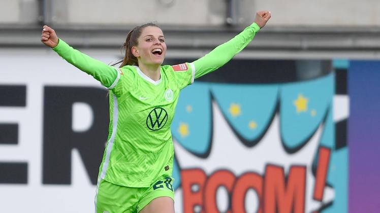 ARCHIV - Hat ihren noch zwei Jahre laufenden Vertrag mit dem VfL Wolfsburg vorzeitig bis 2025 verlängert: Tabea Waßmuth. Foto: Swen Pförtner/dpa - WICHTIGER HINWEIS: Gemäß den Vorgaben der DFL Deutsche Fußball Liga bzw. des DFB Deutscher Fußball-Bund ist es untersagt, in dem Stadion und/oder vom Spiel angefertigte Fotoaufnahmen in Form von Sequenzbildern und/oder videoähnlichen Fotostrecken zu verwerten bzw. verwerten zu lassen. ARCHIV - Hat ihren noch zwei Jahre laufenden Vertrag mit dem VfL Wolfsburg vorzeitig bis 2025 verlängert: Tabea Waßmuth. Foto: Swen Pförtner/dpa - WICHTIGER HINWEIS: Gemäß den Vorgaben der DFL Deutsche Fußball Liga bzw. des DFB Deutscher Fußball-Bund ist es untersagt, in dem Stadion und/oder vom Spiel angefertigte Fotoaufnahmen in Form von Sequenzbildern und/oder videoähnlichen Fotostrecken zu verwerten bzw. verwerten zu lassen.