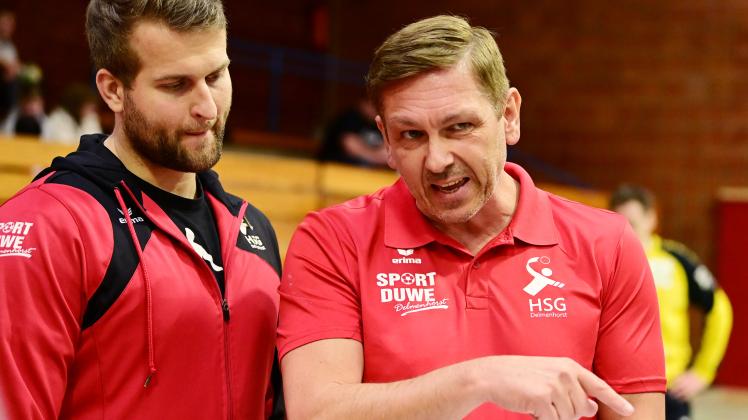 Verspürt den Drang nach einer Handball-Pause: Jörg Rademacher (rechts), Trainer des Oberligisten HSG Delmenhorst. Foto Rolf Tobis 1.5.2022
30.04.2022
HB HSG Delmenhorst SV Beckdorf
vl
Janssen
Rademacher