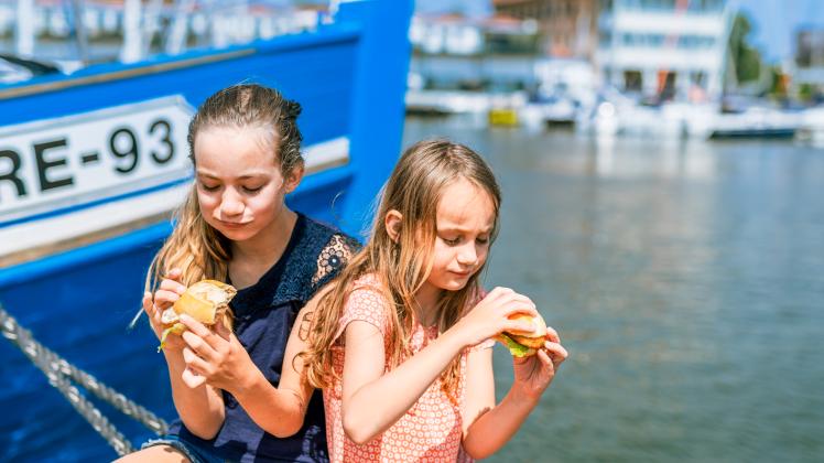 Das Fischbrötchen schmeckt Groß und Klein, besonders wenn es es am Wasser verspeist wird.