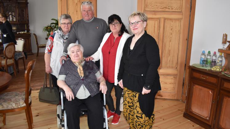 Sie will ihren 84. Geburtstag in der neuen Dobbiner Pension feiern: Waltraud Kramer, hier mit ihren
Töchtern Annett Assmann und Gabriele Zühlke mit Ehemann Jürgen sowie Pensions-Leiterin
Cornelia Schwarz-Kröger (v.l.). 