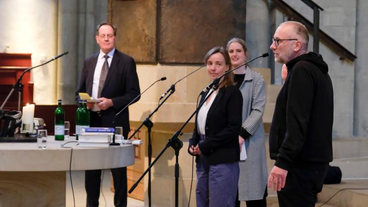 Weltliches in sakraler Umgebung: (von links) Stefan Lüddemann, Anne Reinert, Insa Wilke und Harff-Peter Schönherr beim Literatur-Quartett in der Marienkirche.