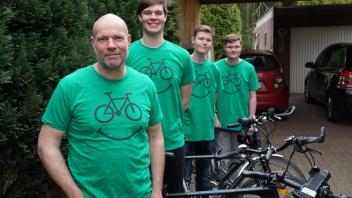 Team Mäsker steht bereit: Vater Hermann und seine drei Söhne Enno, Jost und Lennart freuen sich schon auf die ausgiebige Radtour im Juli.
