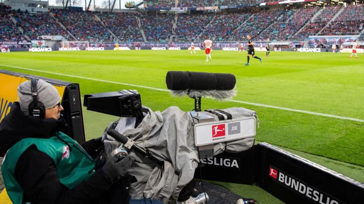 ARCHIV - Am 33. Bundesliga-Spieltag werden nicht alle Spiele gleichzeitig angepfiffen. Foto: Robert Michael/dpa