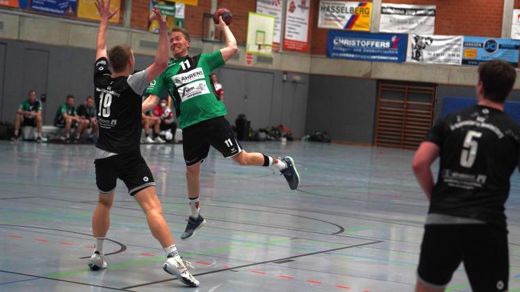 Handball-Landesliga Nord-West: HSG Grüppenbühren/Bookholzberg - TS Hoykenkamp
4. März 2022
von links: Carsten Jüchter (HSG), Stefan Timmermann
Foto: Lars Pingel