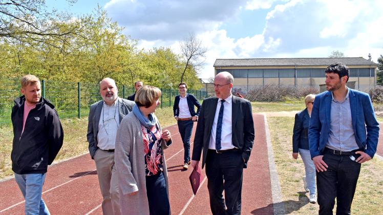 Innenminister Christian Pegel (2.v.r.) lässt sich von Schulleiterin Brita Splissteser (M.) und Bürgermeister Ralf-Egbert Scharlaug (2.v.l.) alle geplanten Projekte erklären, denn nicht nur die alte Turnhalle (im Hintergrund) ist marode. 