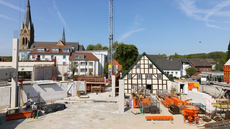 Neubau E-Center Dütmann in Oesede. Das alte Fachwerkhaus bleibt bestehen und wird integriert. Foto: Michael Gründel