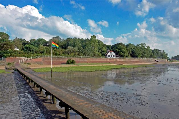 Auf dem Steg in Richtung Kurhaus lässt es sich herrlich spazieren gehen. Auf dem Steg in Richtung Kurhaus lässt es sich herrlich spazieren gehen.