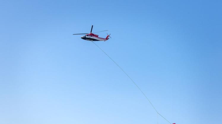An einem Helikopter hängt eine lange Sonde, mit der Moore vermessen werden. Foto: Sina Schuldt/dpa - Nutzung nur nach vertraglicher Vereinbarung ACHTUNG: Dieses Foto hat dpa bereits im Bildfunk gesendet.