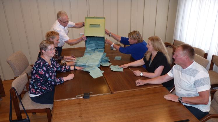 Weil bei der Landtagswahl am 15. Mai mit vielen Briefwählern gerechnet wird, setzt die Gemeinde zum ersten Mal drei Briefwahlvorstände ein. Das Archivbild zeigt den Briefwahlvorstand 2 zu Beginn der Stimmauszählung bei der Europawahl 2019.