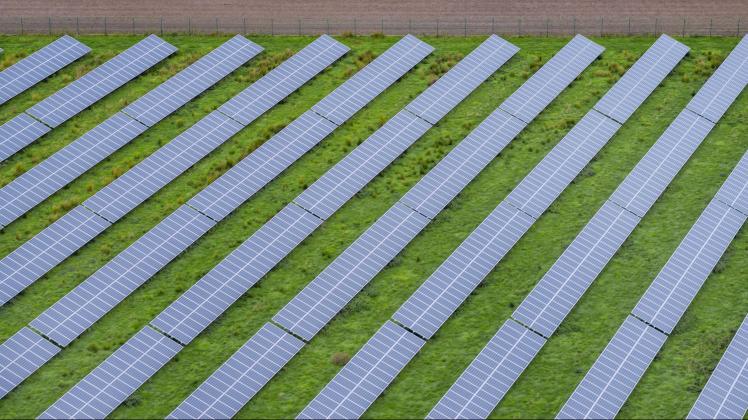 Fotovoltaik / Solaranlage auf Feldern und Wiesen - Symbolbilder Solarpanels zur Stromgewinnung auf Wiese, Deutschland, S