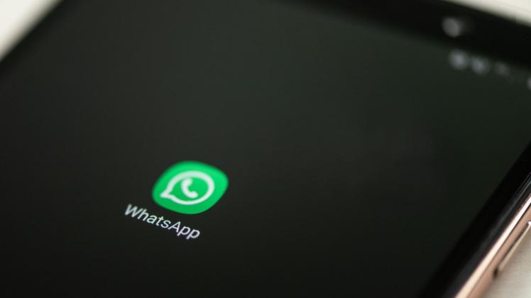 ILLUSTRATION - Irgendwann beim nächsten Öffnen ist es so weit: Dann sollten Emoji-Reaktionen und die Datei- sowie Gruppengrößen-Erweiterungen auf dem Smartphone angekommen sein. Foto: Laura Ludwig/dpa-tmn ILLUSTRATION - Irgendwann beim nächsten Öffnen ist es so weit: Dann sollten Emoji-Reaktionen und die Datei- sowie Gruppengrößen-Erweiterungen auf dem Smartphone angekommen sein. Foto: Laura Ludwig/dpa-tmn