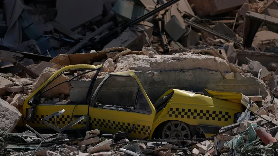 Ein zerstörtes Taxi inmitten der Trümmer des Luxushotels Saratoga | Bildquelle: https://www.noz.de/lebenswelten/reisen-freizeit/artikel/mindestens-18-tote-bei-explosion-an-luxushotel-in-havanna-40051257 © Ramon Espinosa/AP/dpa | Bilder sind in der Regel urheberrechtlich geschützt