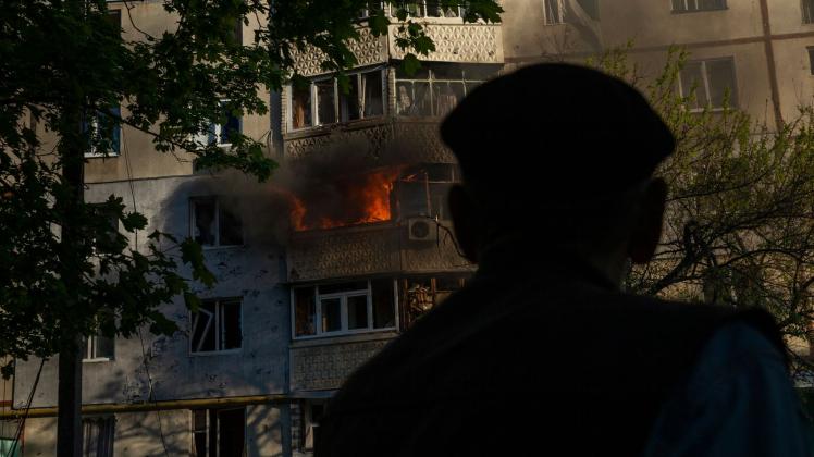 Ein Feuer brennt nach russischem Beschuss in einem Wohnhaus in Charkiw. Foto: Daniel Carde/ZUMA Press Wire/dpa