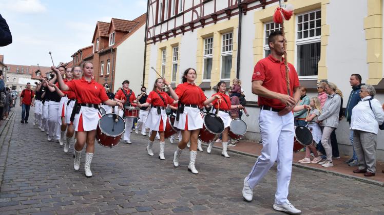 An der Spitze des Festumzuges: Der Fanfarenzug Neustrelitz