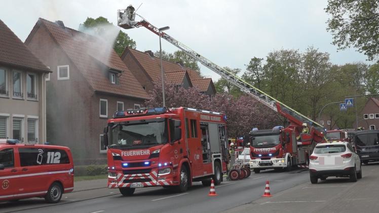 Die Feuerwehr Delmenhorst hatte am Samstag mit einem Dachstuhlbrand in der Innenstadt zu kämpfen. Die Lage des Gebäudes erschwerte den Zugang zum Brandbereich.