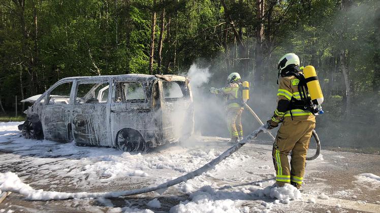 In Flammen stehender Van auf A 19 bei Laage: Fahrerin rettet sich aus brennendem Mercedes – Vollsperrung und Waldbrand 