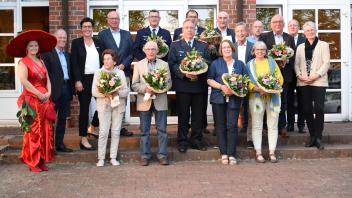 Gemeinsam mit zahlreichen Laudatoren bedankte sich am Samstagabend Bürgermeisterin Christine Möller (3.v.l.) und Kirschkönigin Jesscia Handke (l.) bei den zahlreichen ehrenamtliche engagierten Bürgerinnen und Bürgern.