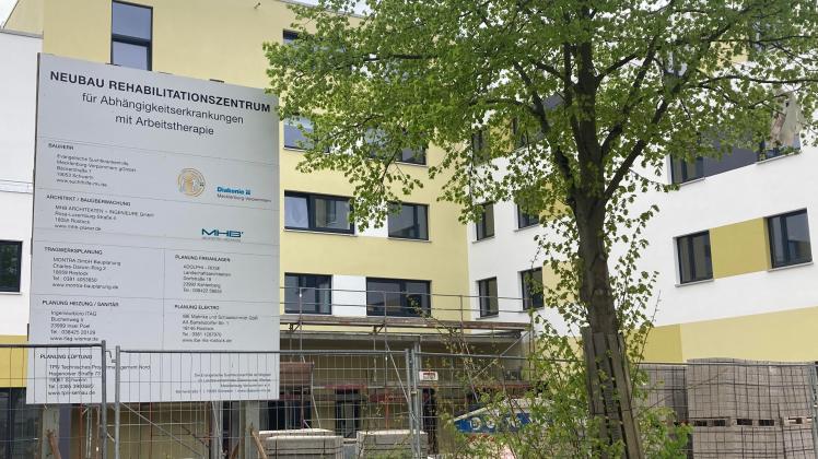 Die Reha-Klinik der Evangelischen Suchtkrankenhilfe MV entsteht in der Hamburger Allee, nicht weit entfernt von der Kästner-Sporthalle.
