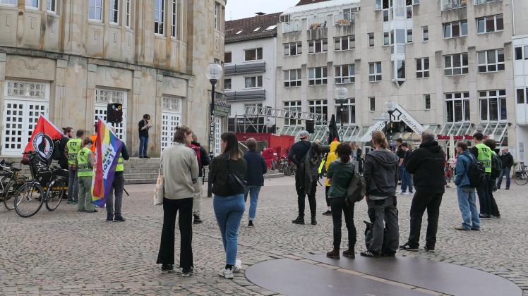 Rund 60 Teilnehmer versammelten sich am Samstag zur Kundgebung gegen Polizeigewalt vor dem Osnabrücker Theater.