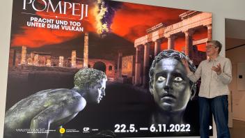 Museumsleiterin Dr. Heidrun Derks vor dem Plakat der in Kürze beginnenden Pompeji-Ausstellung.