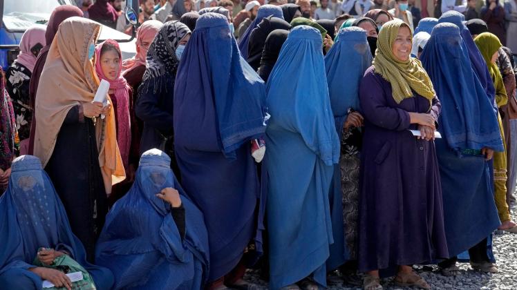 ARCHIV - In der Öffentlichkeit dürfen Frauen in Afghanistan nun nur noch im Ganzkörperschleier auftreten. Foto: Ebrahim Noroozi/AP/dpa
