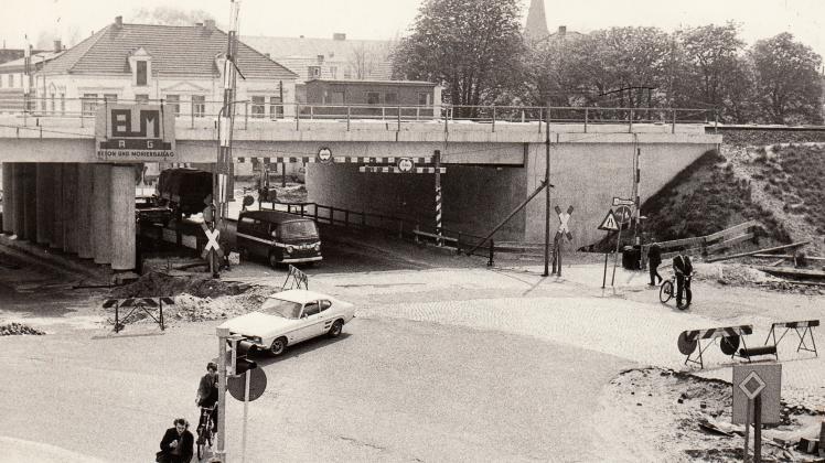 Die „Schrankenära“ in Delmenhorst war zu Ende: Blick von der Stedinger Straße auf die neue Bahnbrücke.