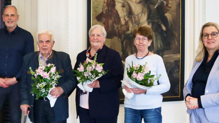 Abschied in den verdienten Ruhestand: Oberbürgermeisterin Petra Gerlach (re.) und dwfg-Geschäftsführer Ralf Hots-Thomas (li.) dankten Bärbel Isler (2. v. re.) sowie Ortwin und Ursula Zielke für ihre langjährige Tätigkeit als Gästeführer in Delmenhorst. Abschied in den verdienten Ruhestand: Oberbürgermeisterin Petra Gerlach (re.) und dwfg-Geschäftsführer Ralf Hots-Thomas (li.) dankten Bärbel Isler (2. v. re.) sowie Ortwin und Ursula Zielke für ihre langjährige Tätigkeit als Gästeführer in Delmenhorst.