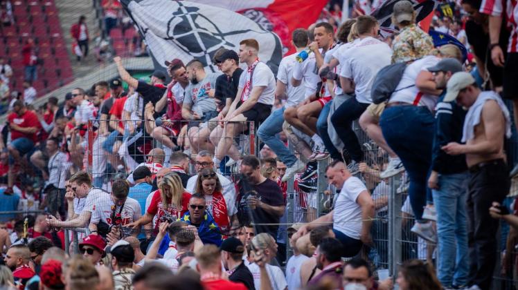 Kölner Fans stürmen vor Freude den Platz. Foto: Rolf Vennenbernd/dpa - WICHTIGER HINWEIS: Gemäß den Vorgaben der DFL Deutsche Fußball Liga bzw. des DFB Deutscher Fußball-Bund ist es untersagt, in dem Stadion und/oder vom Spiel angefertigte Fotoaufnahmen in Form von Sequenzbildern und/oder videoähnlichen Fotostrecken zu verwerten bzw. verwerten zu lassen. Kölner Fans stürmen vor Freude den Platz. Foto: Rolf Vennenbernd/dpa - WICHTIGER HINWEIS: Gemäß den Vorgaben der DFL Deutsche Fußball Liga bzw. des DFB Deutscher Fußball-Bund ist es untersagt, in dem Stadion und/oder vom Spiel angefertigte Fotoaufnahmen in Form von Sequenzbildern und/oder videoähnlichen Fotostrecken zu verwerten bzw. verwerten zu lassen.