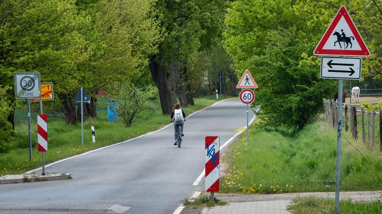Ab Ortsausgang Rostock bis Knotenpunkt Schwaaner Landstraße/Sildemower Weg wird eine Fahrradstraße eingerichtet. Zudem wird dieser Abschnitt der Schwaaner Landstraße zur Fahrradstraße. Die Schwaaner Landstraße führt in aus Rostock heraus oder nach Rostock hinein. Die Straße ist teilweise mit Schwellern und Einengungen versehen, um die Geschwindigkeiten niedrig zu halten.
Achtung Pferde Schild, angedachte Fahrradstraße
Foto: Georg Scharnweber