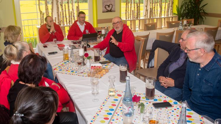 Alterspräsident Klaus Marmulla wirbt bei den jungen Mitgliedern des Vellahner Carneval Clubs um die Bereitschaft, den neuen Präsidenten des VCC zu stellen. 
