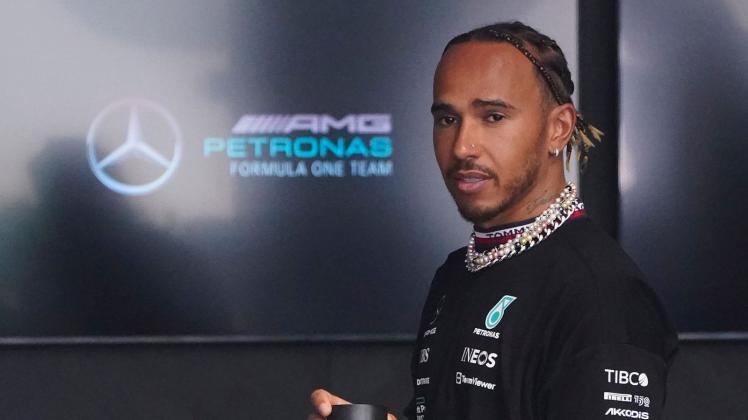 Lewis Hamilton will beim Rennen nicht auf seinen ganzen Schmuck verzichten. Foto: Wilfredo Lee/AP/dpa