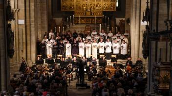 Mal packend, mal zart: Das Osnabrücker Symphonieorchester mit Chören im Dom