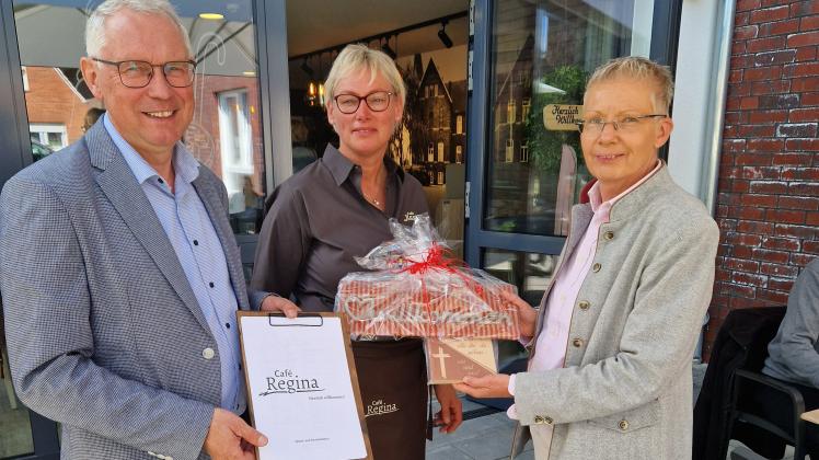 Ein schöner Moment für die Verantwortlichen war die Eröffnung des Café Regina: Rudi Fissmann, Geschäftsführer der Caritas Nordkreispflege, Café-Leiterin Silvia Röwer und Einrichtungsleiterin des St. Reginen-Stiftes Gisela Snöink freuten sich darüber.