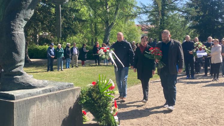 Auch Henning Foerster, Karin Müller und Daniel Trepsdorf (v.l.) von den Linken legten Blumen auf dem Friedhof für die Opfer des Faschismus nieder.