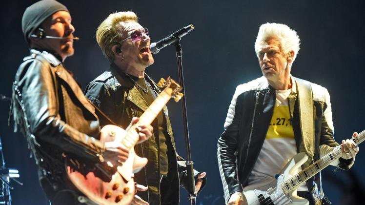 ARCHIV - Die irische Band U2 2015 in der Lanxesarena in Köln. Jetzt sind die Musiker nach Kiew gereist. Foto: picture alliance / dpa