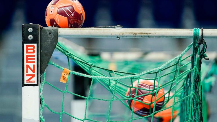 ARCHIV - Spielbälle liegen im Netz eines Handball-Tors. Foto: Uwe Anspach/dpa/Symbolbild