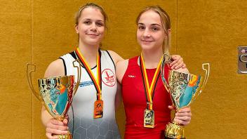 We are the champions: die Deutschen Junioren-Meisterinnen im Ringen Luisa Scheel (links) und Rebekka March vom SV Warnemünde 
