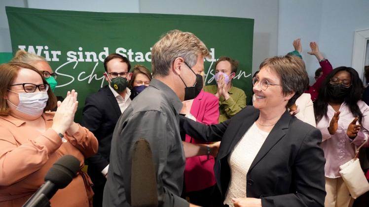 Monika Heinold (r), Spitzenkandidatin von Bündnis90/Die Grünen, wird von Robert Habeck beglückwünscht. Foto: Marcus Brandt/dpa