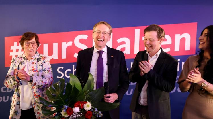 dpatopbilder - CDU-Wahlsieger Daniel Günther feiert mit Parteikollegen. Foto: Christian Charisius/dpa