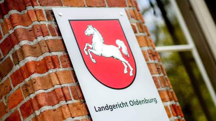 Im Prozess um einen zweifachen Mord in Delmenhorst am 3. Oktober 2021 könnte an diesem Montag das Urteil fallen. ARCHIV - Ein Schild mit dem niedersächsischen Landeswappen hängt am Eingang zum Landgericht Oldenburg. Foto: Hauke-Christian Dittrich/dpa