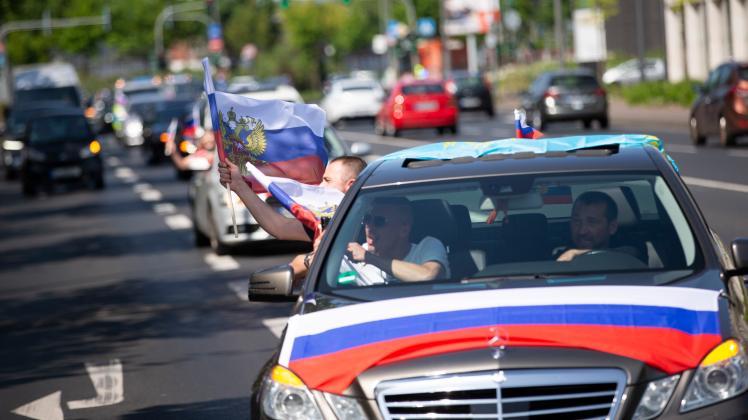 Ukraine-Krieg - Pro-russischer Autokorso in Köln