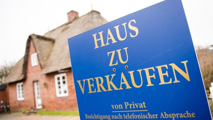 ARCHIV - Ein Schild «Haus zu verkaufen» steht in Westerland. Foto: picture alliance / Daniel Bockwoldt/dpa/Archivbild